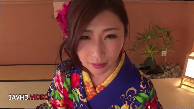 Ayumi Shinoda'nın Büyük Göğüslü İç Çamaşırı Seks Şovu
