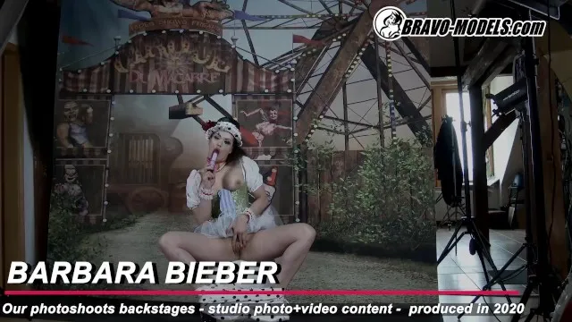 Barbara Bieber'in Büyük Göğüslü Solo Porno
