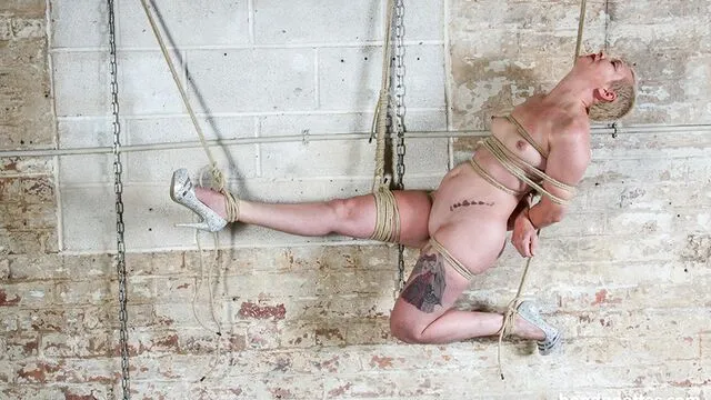 Lolani'nin bağlanmış seks oyunları ve bdsm sahnesi