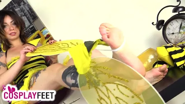 Bee'nin Esmer Ayak Fetişi ve Cosplay Seks Sahnesi
