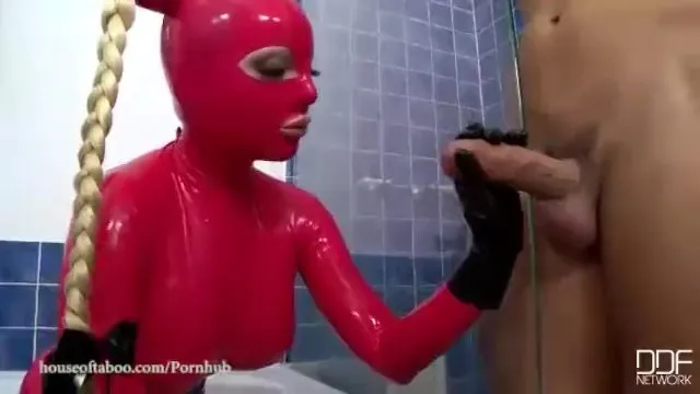 Mugur ve Latex Lucy'nin ass licking ve fetiş sahnesinde sikiş ve fetiş