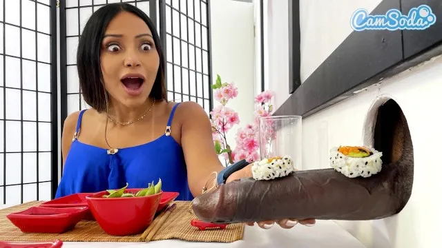 Lulu Chu ve Katalina Kyle'in lezbiyen öpüşme ve sikiş anları
