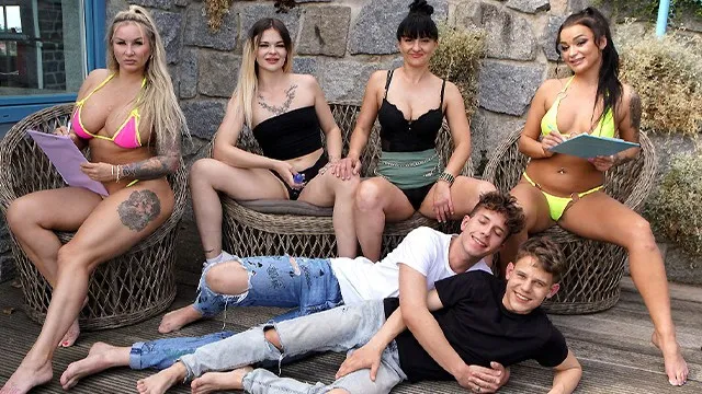 Jarushka Ross ve Daphne Klyde'in Anal Seks ve Porno Macerası