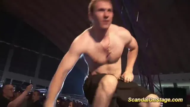 Sarışın Kızın Striptiz ve Seks Gösterisi