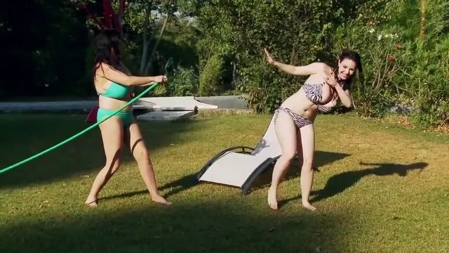 Michelle Bond ve Karina Heart'in Uzun Bacaklı ve Sert Seks Anları