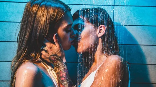 Tutkulu Jill Kassidy ve Kitty Karrera'nın grup seks ve oral porno