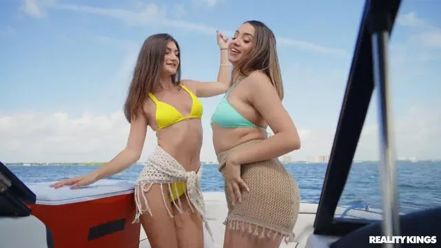 Lexi ve Mae'nin Lezbiyen Seks ve Sikiş Anları