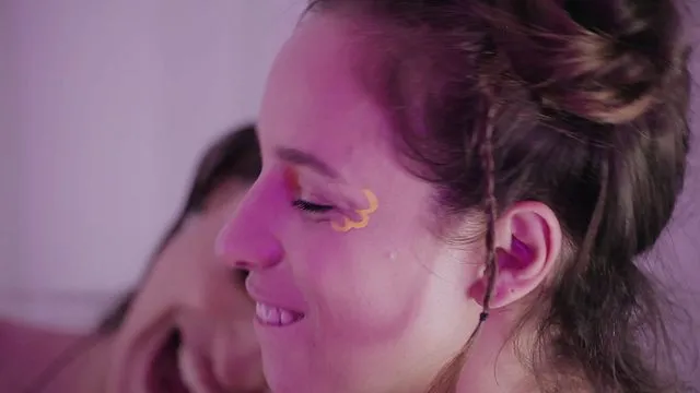 Brezilyalı Kızın Lezbiyen ve Seks Anları ile Tutkulu Sikiş