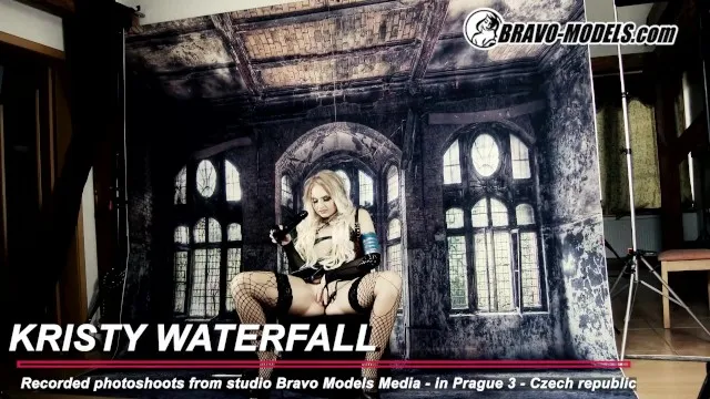 Kristy Waterfall'ın Dildo ile Mastürbasyon ve Sikiş Anları
