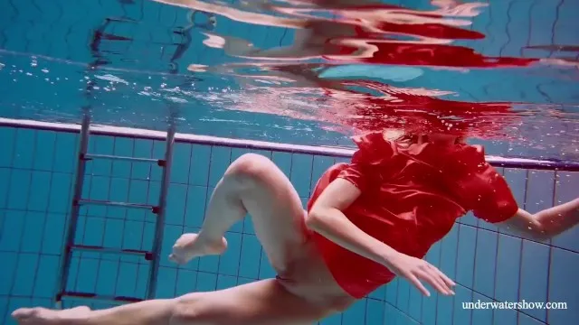 Esmer Kadının Fetiş ve Halka Açık ile Porno Sahnesi