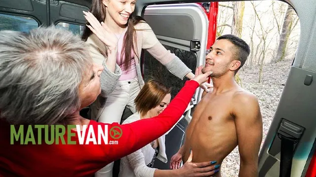 Olgun Kadınların Sıcak ve Tutkulu Sikiş Anları