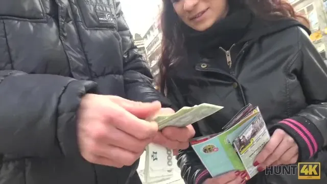 Esmer Kızın Seks için Pazara Çıktığı ve Sert Seks Anları