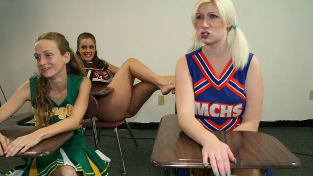 Barbi Katie ve Hailey Love'ın Cheerleader ve Seks Macerası