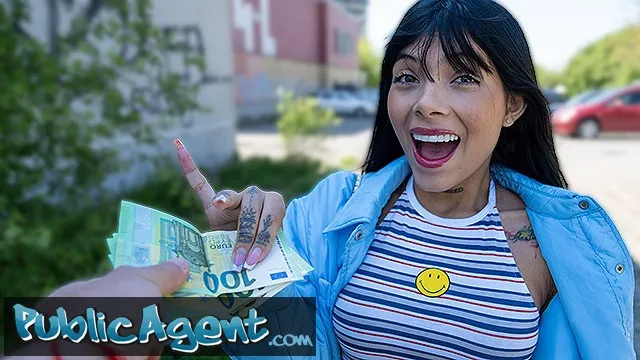 Athenea Rose'nin Halka Açık ve Sert Seks Macerası