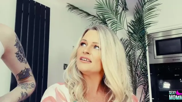 Nikki ve Gigi'nin üvey fantezi ve lezbiyen seks sahnesinde sikiş ve seks