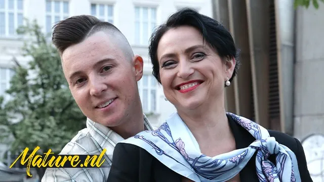 Daphne Angel'in Lezbiyen Kızlarla Seks ve Öpüşme Anları