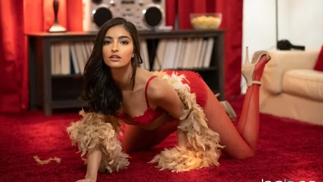 Alexis Fawx ve Emily Willis'in Ateşli ve Seks Dolu Lezbiyen Sahnesi