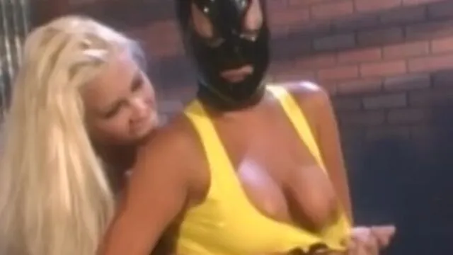 Fetish ve Lezbiyen Kadınların Erotik Seks Sahnesi