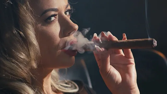 Shalina Devine ve Kristof Cale'un Olgun Kadın ve Büyük Göğüslü Seks Anları