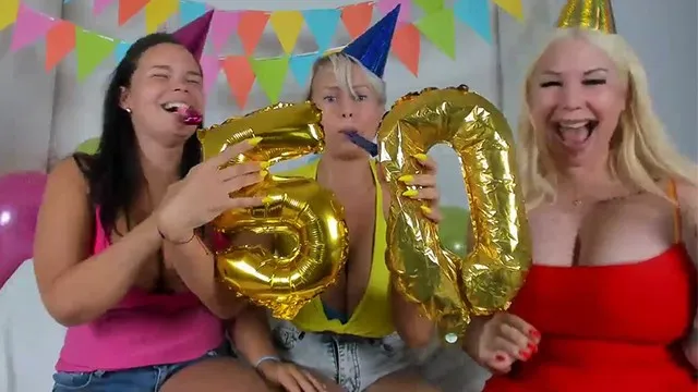 Angel Wicky ve Sofia Lee'nin Lezbiyen ve Oyuncak Deneyimi Seks Videosu
