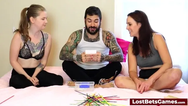 Esmer kızın sert sikiş ve striptiz anları