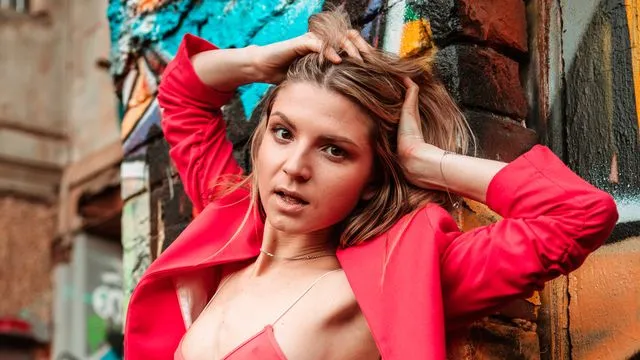 Gina Gerson'ın Yatak Odasındaki Oyuncaklar ve Mastürbasyon ile Seks