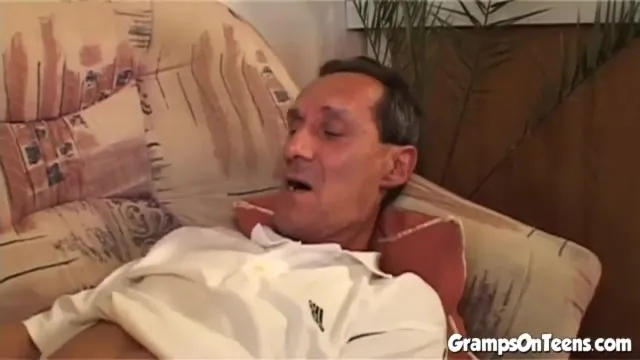 Üçlü sikiş sahnesi ile yaşlı adam
