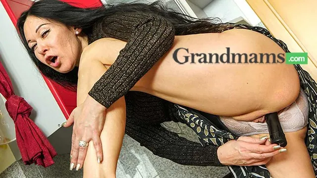 Tıraşlı ve büyük göğüslü kadının sikiş ve mastürbasyon sahnesi