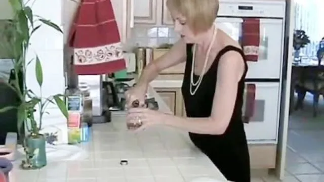 Olgun kadınların evde POV ve sakso sikişi
