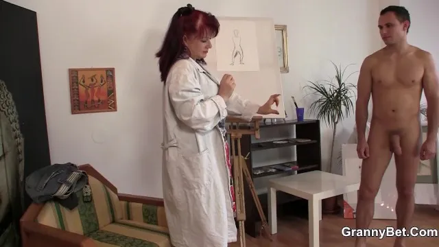 Olgun ve esmer kadınların sert seks maceraları