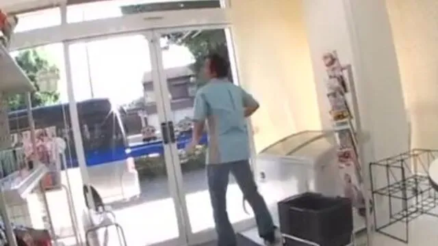 Asyalı Kızın Ofiste Derin Boğaz ve Seks Sahnesi