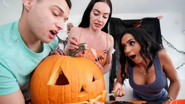 Tia Cyrus'un Horny Annesi ile Oral Seks ve Sikiş Anları