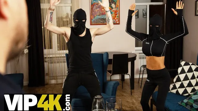 Monika Fox'un Piercing ve Seks Anları