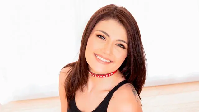Adria Rae'nin El İle Boşaltma ve Oral Seks