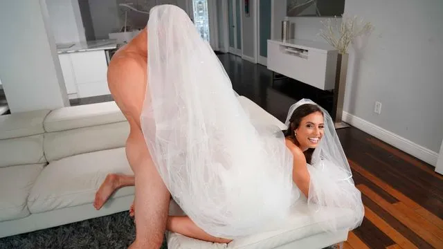 Kelsi Monroe'nin Tutkulu Oral Seks Sahnesi