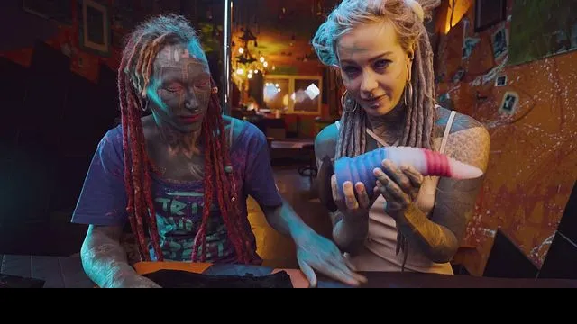 Dövmeli Anuskatzz ve Lily Lu'nun hd sikiş ve oyuncakları
