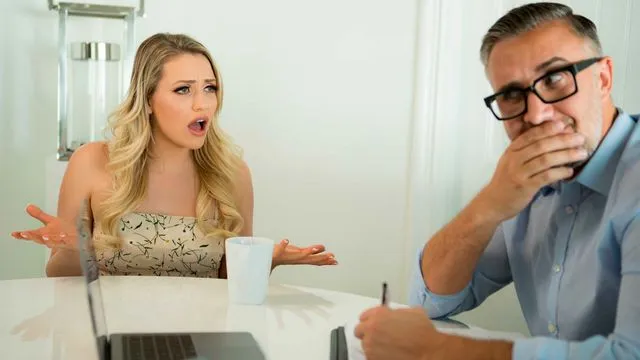 Mia Malkova'nın maskeli seks ve kovboy kız pozisyonu