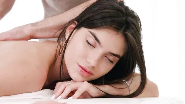 Stefany Kyler'in Uzun Bacaklarıyla Seks ve Sikiş