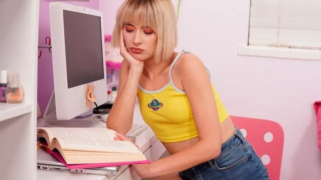Jessie Saint'in Derin Boğaz Seks Anları ve Oral Seks