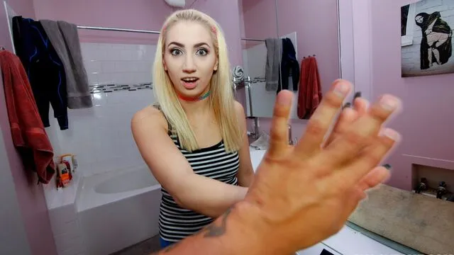 Tutkulu Sierra Nicole'in reverse cowgirl sikiş ve oral aksiyonu