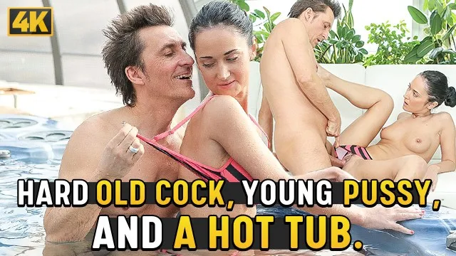 Angie Moon'un Genç ve Çılgın Seks Macerasında Porno ve Sikiş