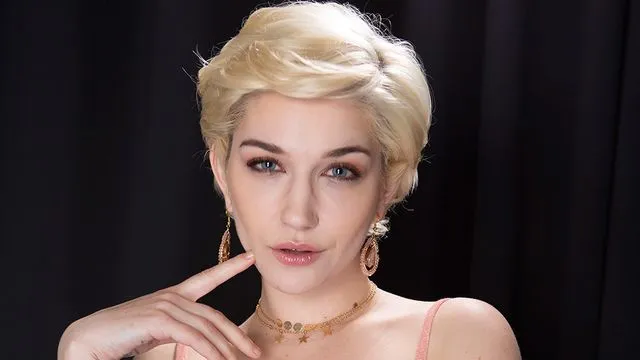 Skye Blue'un Kovboy Kızı Pozisyonu ve Sert Seksi