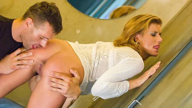Celine Noiret'in Büyük Göğüslerinin Sert Sikiş Sahnesi