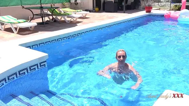 İngiliz Olgun Kadının Büyük Göğüslü Porno