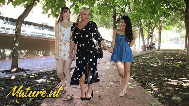 Alexa Blun ve Jade Presley'nin lezbiyen 69 sikişi