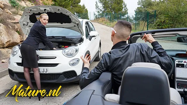 Büyük göğüslü olgunun anal sikişi