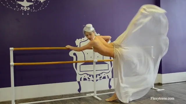 Irina'nın muhteşem göğüsleri ve solo sikiş videosu