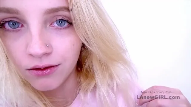 Şık Blond Kızın Üvey Kız Kardeş Fantazisi ve Porno Sahnesi