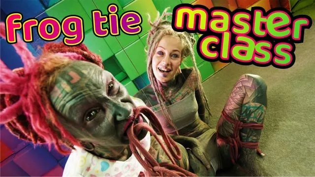 Petite Blonde'nin Bağlanmış Mastürbasyonu ve Seks Anıları