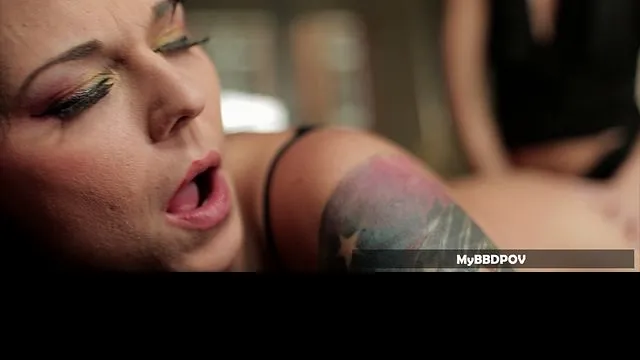 Simony Diamond ve Sophie Lynx'in Anal Parmaklama Seks